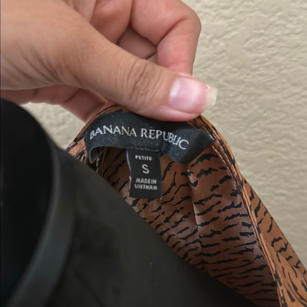 Banana Republic SP Women's Animal Print V-Neck Top!! - Picture 2 of 9